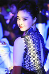 组图：蒋欣复古端庄亮相芭莎慈善夜