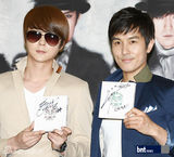 组图：韩国组合神话两人一组3地办签名会谢粉丝