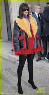 组图：蕾哈娜皮草上衣臃肿 戴墨镜显大佬范