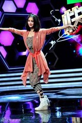 组图：张歆艺录制《大本营》特别节目展舞艺