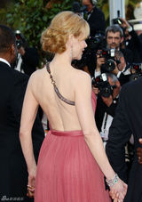 组图：妮可戛纳走秀风情露背 真空激凸艳光四射