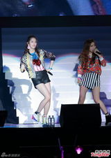 组图：韩团4minute性感登陆香港 热舞大秀美腿