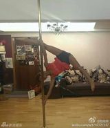 组图：蔡依林练成高难度钢管舞 网友唤冲击奥运