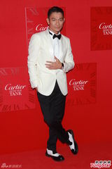 组图：刘德华西装领结变王子 生日愿望再添丁