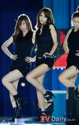 组图：2PM祐荣等激情出演音乐节目