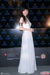 组图：周慧敏深V性感亮相 将出福音大碟