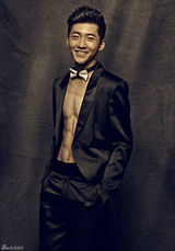 组图：路宏型男质感写真 大秀腹肌展好身材