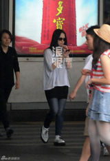 组图：阿娇抵京表情严肃 墨镜遮素颜显疲惫