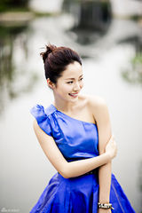 高清图：江一燕拍大片微笑向暖 蓝衣飘飘展童真