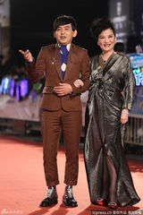 组图：张小燕银色长裙挽黄子佼来势汹汹