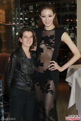 组图：香港藏毒嫩模走秀 爆乳中开拼蛇腰