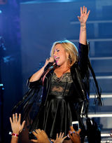 组图：黛米-洛瓦托洛杉矶开唱 挺胸豪唱勾魂四射