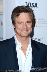 《亚瑟-纽曼》多伦多首映 艾米丽白裙高贵优雅