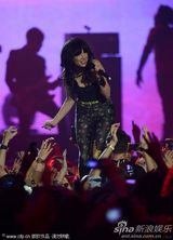 组图：Carly Rae Jepsen气派十足 由众人抬上场