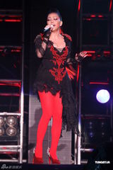 组图：阿妹身著爆乳装开唱 歌迷现场点唱饱耳福