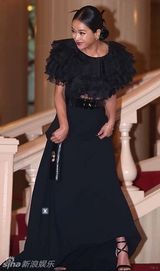 组图：《圣殇》女主赵敏秀别致美裙显贵气