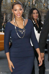 高清组图：碧昂斯蓝裙现身纽约 和老公外出就餐