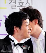 组图：韩名导宣布与同性恋人举行婚礼现场热吻