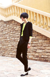 组图：时尚设计师夕又米街拍似潇洒美少年