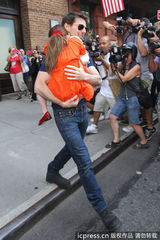 组图：汤姆-克鲁斯离婚后首探爱女 遭狗仔围堵