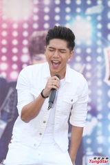 组图：汪东城蔡旻佑台北为电视原声带签唱