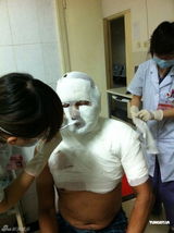 组图：齐秦烧伤痊愈公开露面 甜蜜展示妻女照片