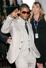 高清组图：第52届格莱美红毯 亚瑟小子耍帅引尖叫 