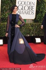 组图：“国土”女星莫瑞娜-巴卡琳蓝黑长裙优雅