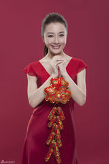 组图：李依晓化身蛇美人贺岁 明艳中国红