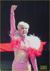 组图：麦莉-赛勒斯洛城演绎新单曲 激吻水果姐