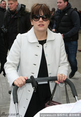 组图：莉莉艾伦携宝宝做客节目 墨镜遮面心情好