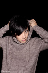 组图：华纳音乐才子黄阅全新写真 帅气有型