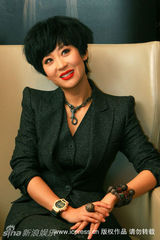 幻灯：苗圃凌乱短发搭烈焰红唇 造型惊人气势足