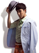 组图：张睿西服衬衫出镜 简约时尚变型男