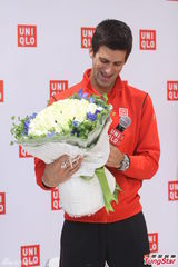 组图：德约科维奇赴沪人气爆棚 时尚站台笑开颜