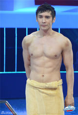 组图：《中国星跳跃》周韦彤青花瓷泳衣展风情