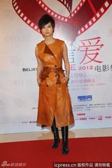 组图：李宇春亮相慈善晚会无袖长款皮衣抢镜