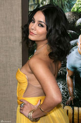 组图：瓦妮莎-哈金斯亮相《地心历险记2》首映