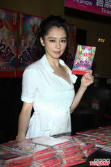 组图：徐若瑄简洁装扮亮相 紧身热裤秀长腿