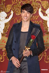 组图：张艾嘉露背装豪气大笑 隋棠遇旧爱同场不尴尬