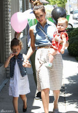 组图：潮妈杰西卡-阿尔芭和女儿逛街