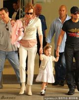 组图：妮可-基德曼全家出行乐融融 小女儿首露面