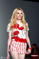 幻灯图集：桂纶镁斜肩裙美艳 蔡健雅宝蓝装优雅