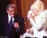 组图：Gaga白裙化身外星来客 乘飞船白宫献唱