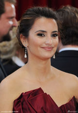 高清图：82届奥斯卡红毯 佩内洛普-克鲁兹红裙妖艳