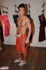 组图：亚洲先生闹市裸身宣传 热门选手大秀腹肌