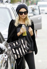 组图：妮可-里奇运动装扮现身条纹机车包别致