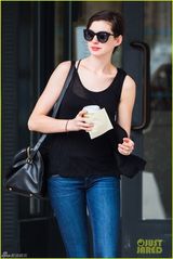 组图：海瑟薇为新片染回深发 买咖啡提神赶戏