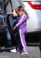 组图：詹妮弗-洛佩兹爱女躲保姆怀中害羞避镜头