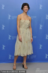 幻灯图：《吹口哨》柏林记者会 男女主角亲昵不避嫌